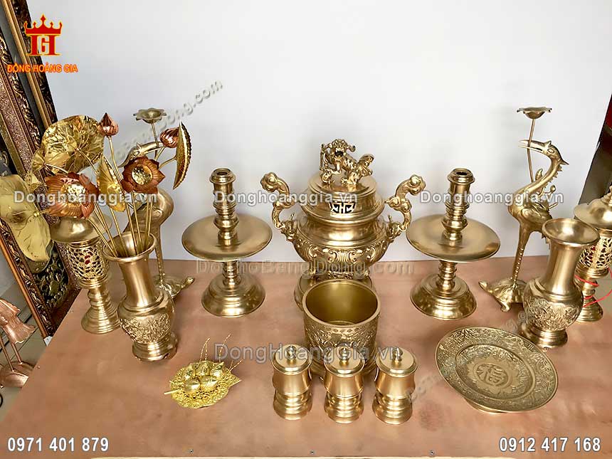 Bộ đồ thờ đồng vàng được chế tác hoàn toàn theo phương pháp đúc thủ công truyền thống